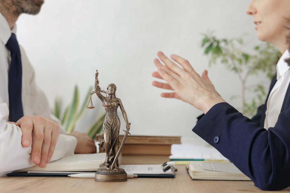 Comment porter plainte contre une curatelle ou une tutelle : conseils d'un avocat