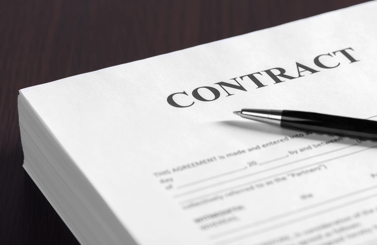 Le Dol en Droit des Contrats : Analyse et Conséquences Juridiques