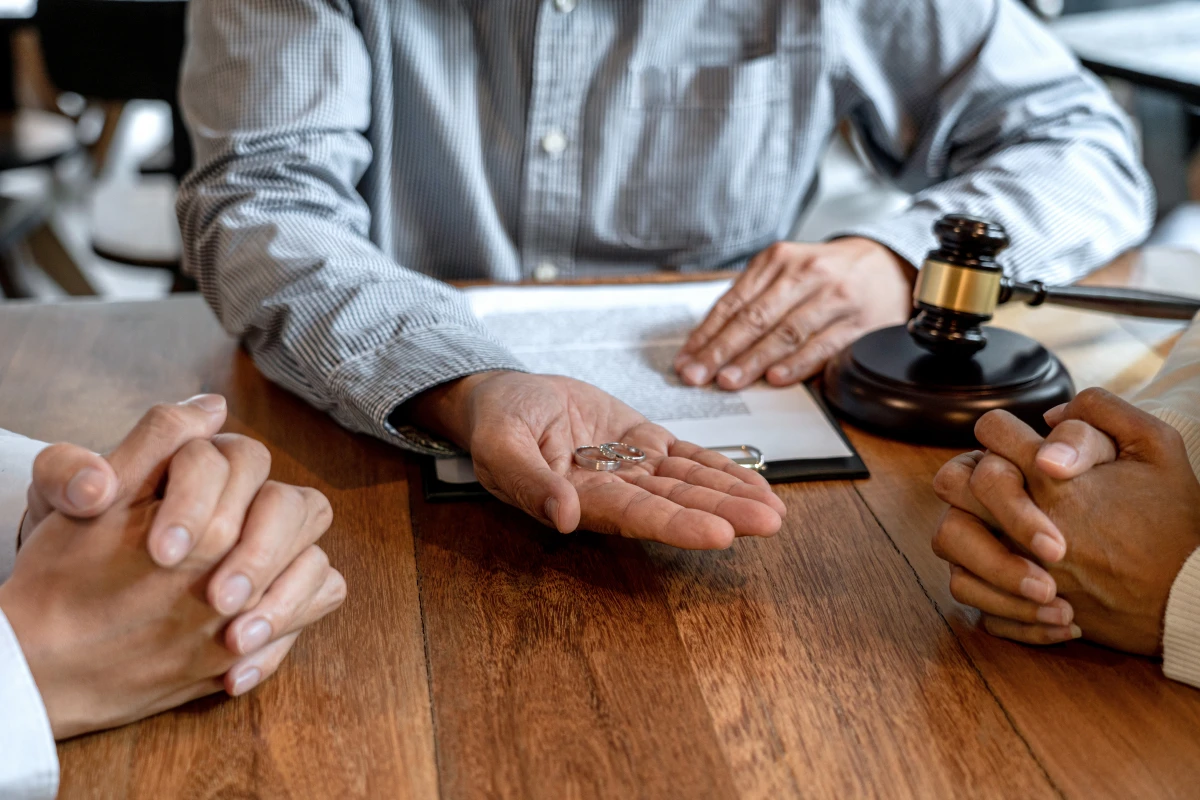 Divorce et répartition des biens communs : Guide complet pour une séparation équitable